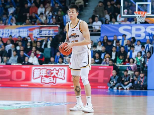 屋漏偏逢連夜雨！張鎮(zhèn)麟7中1僅得2分2板4助 末節(jié)受傷離場